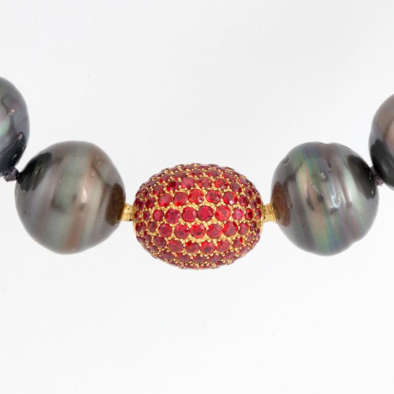 COLLIER, med odlade 'Tahiti' pärlor, ca 15 -19 mm, lås 18K guld.