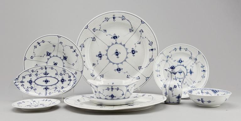 SERVISDELAR, 30 delar, porslin, "Musselmalet", Royal Copenhagen.