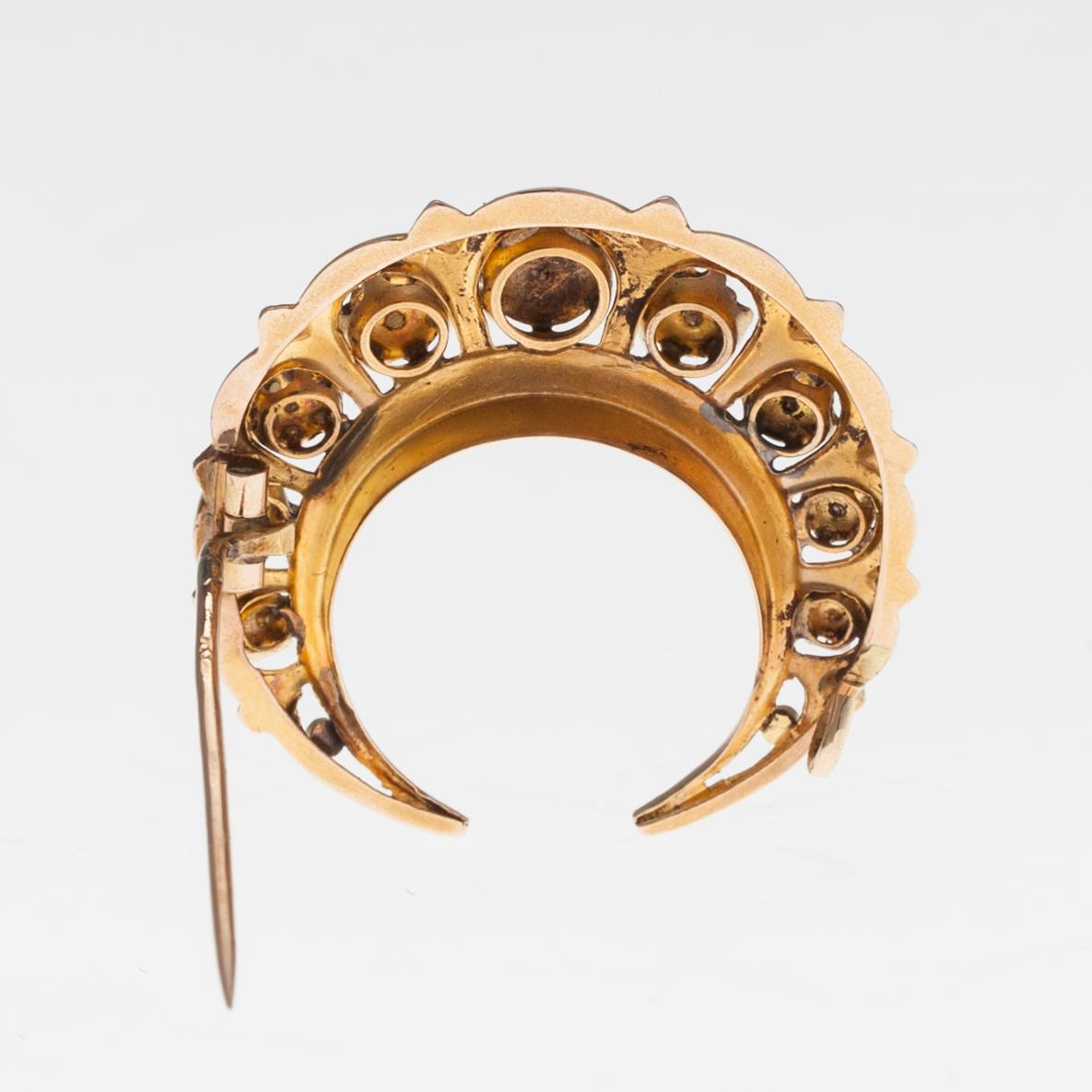 BROSCH, guld 18K och flodpärlor, otydliga stämplar, sannolikt Frankrike / Italien. Vikt ca 3,1 g.