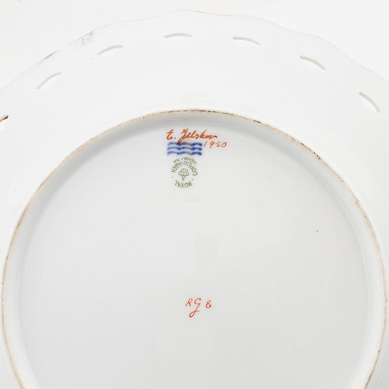 A Royal Copenhagen dinner service, 20th Century. (90 pieces).