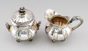 SOCKERSKÅL och GRÄDDKANNA, silver, Italien, 1900-talets första hälft. Vikt ca 587 g.