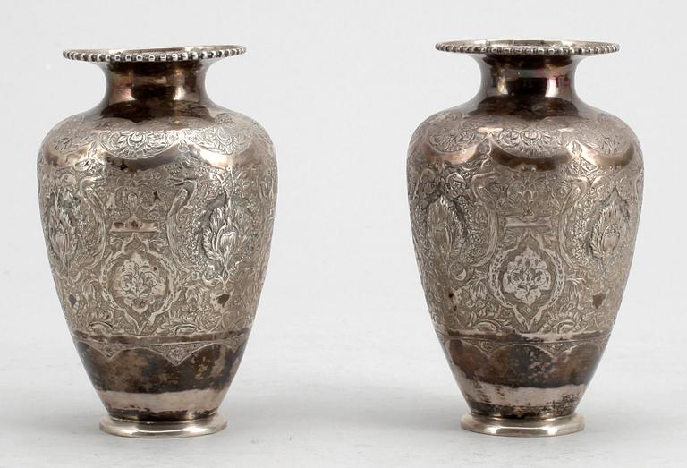 URNOR, ett par, silver, Persien, omkr sekelskiftet 1900. Totalvikt: 310 gram.