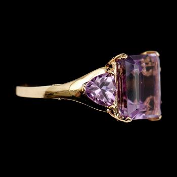 RING, 10 k guld, 3 fasetterade ametister tot ca 4.50 ct.