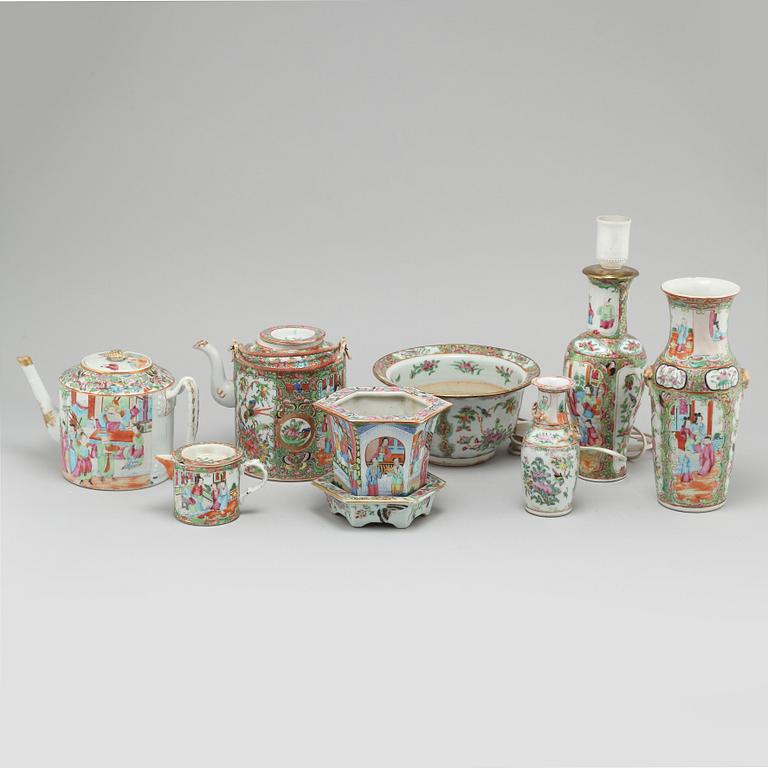 Eight pieces of chinese porcelain, around the year 1900.