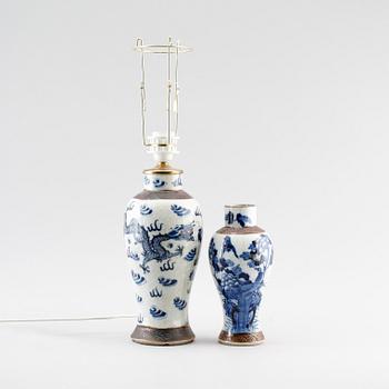 BORDSLAMPA samt VAS, porslin, Kina, 1900-talets första hälft.