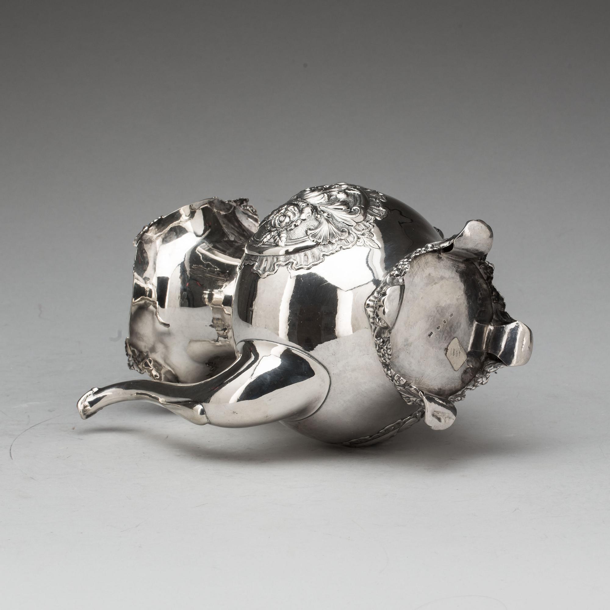 KAFFEKANNA, silver, nyrokoko. Stockholm 1861. Bl.a Christopher Creutz samt stämplad A.L. Ca 830g.