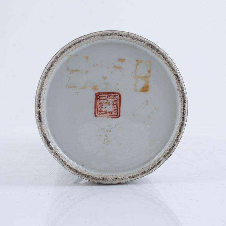 A porcelain hat stand, China, early 20th century.