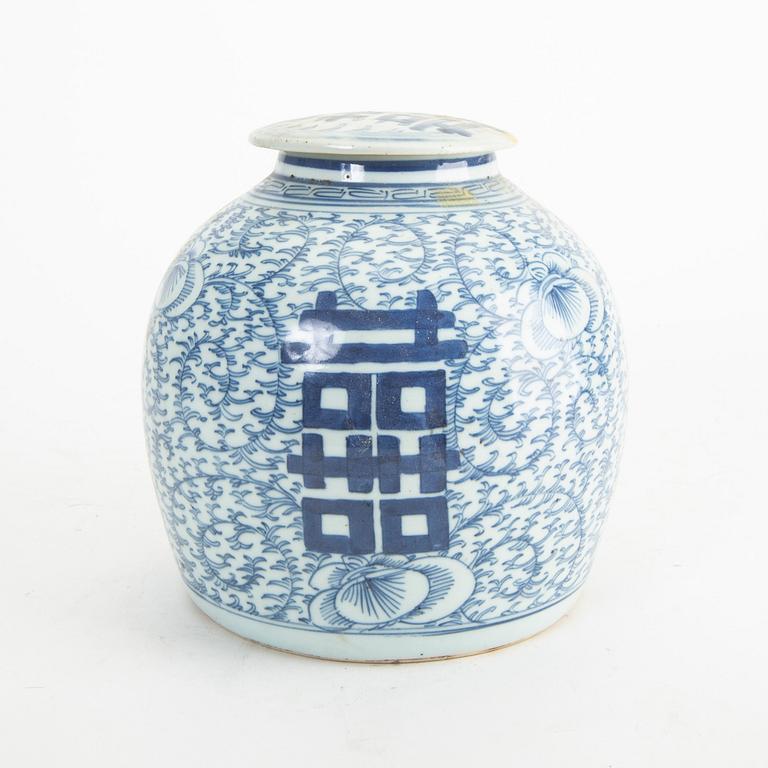 Urna med lock, porslin. Qingdynastin, 1800-tal.