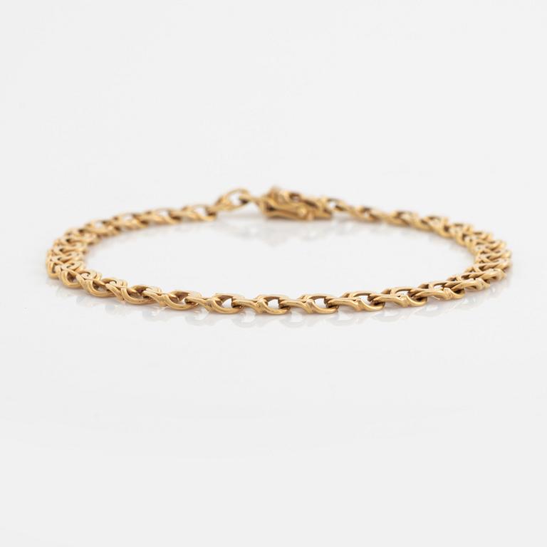 18K gold bracelet.