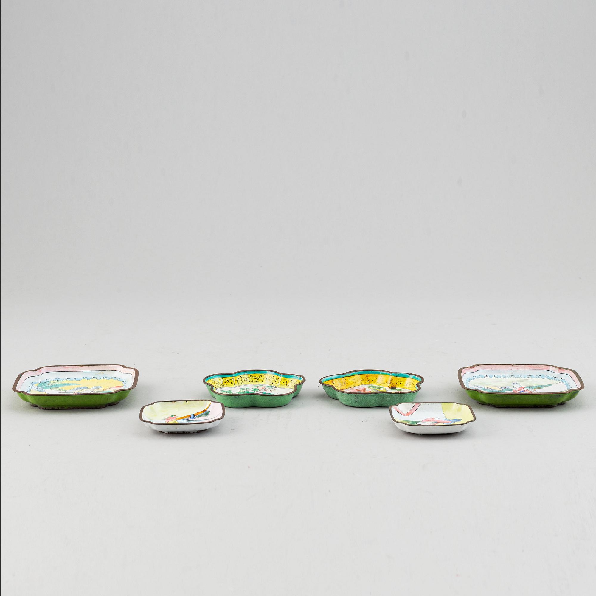 Askar med lock, tre stycken, emalj på koppar, samt 6 små fat. Kina, 1900-talets början.