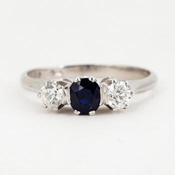 RING, platina, med gammalslipade diamanter och fasettslipad safir ca 0.55 ct.