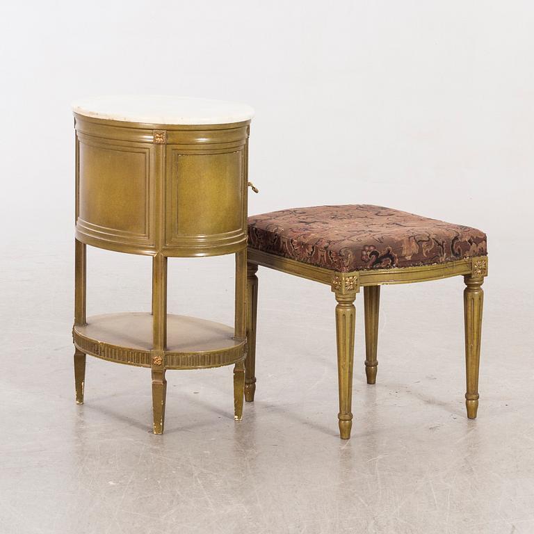 Sängbord samt taburett gustaviansk stil 1900-talets första hälft.