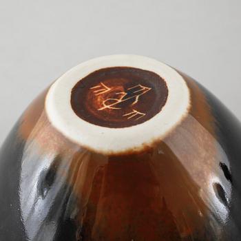 Six pieces of ceramic designed by Gunnar Nylund, Carl-Harry Stålhane and Arne Bang among others.