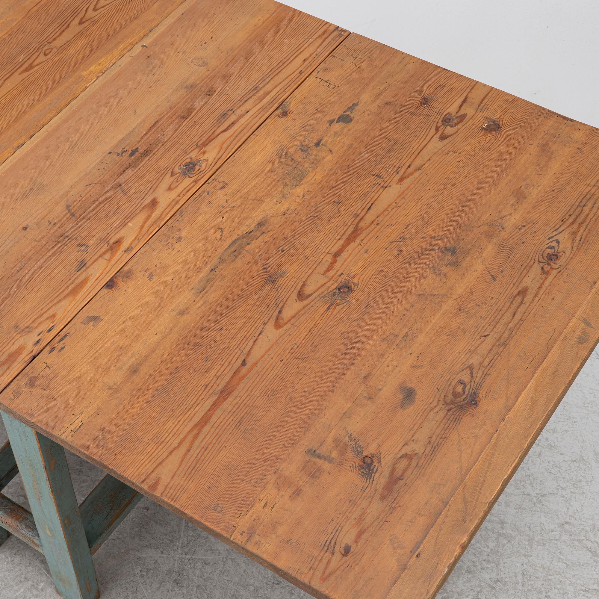 A drop-leaf table, 19th century.