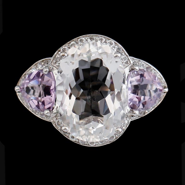 RING, sterlingsilver, vita topaser tot ca 20.00 ct, ametister tot ca 5.00 ct.
