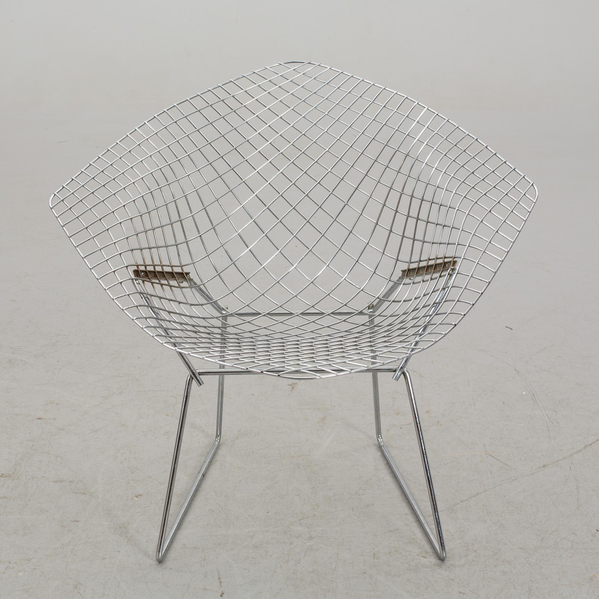 A HARRY BERTOIA "DIAMOND CHAIR".
