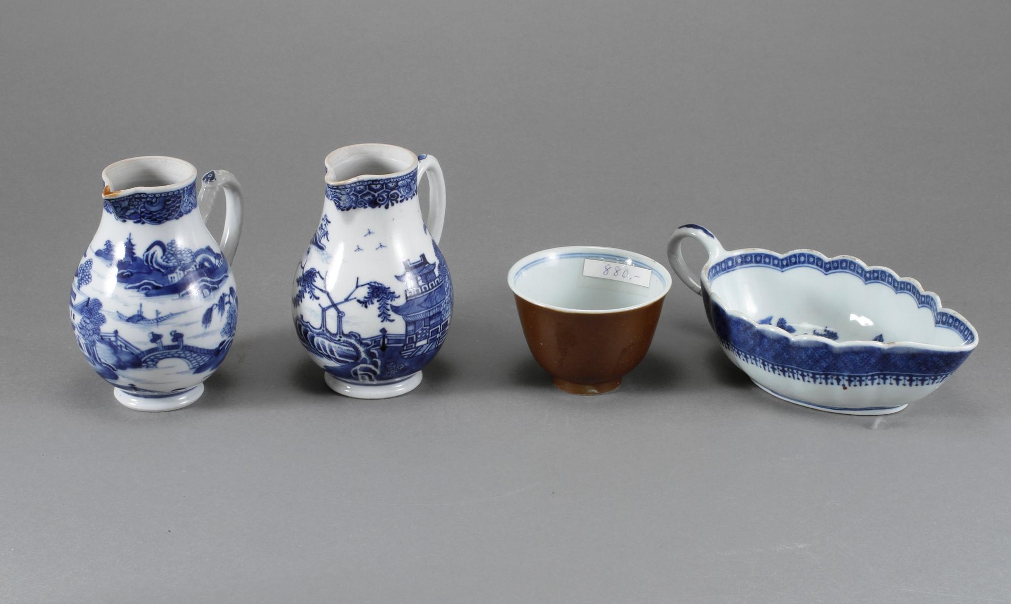 STEKFAT, SÅSSNIPA, KOPP samt GRÄDDKANNOR, 2 st, porslin, Kina, 1700/1800-tal.