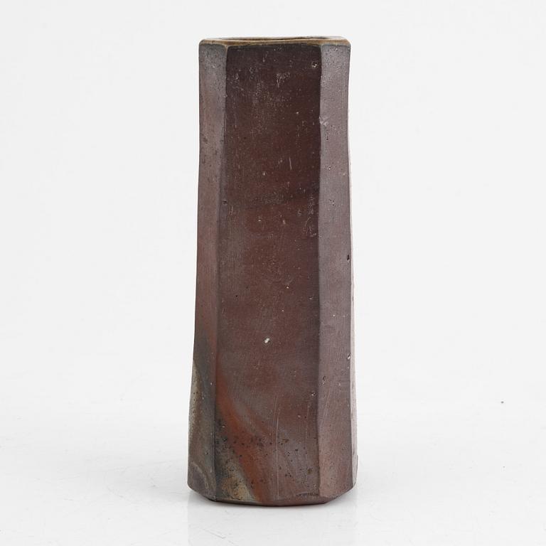 Isezaki Mitsuru (1932-2011), a Bizen ware vase, Japan, signed.