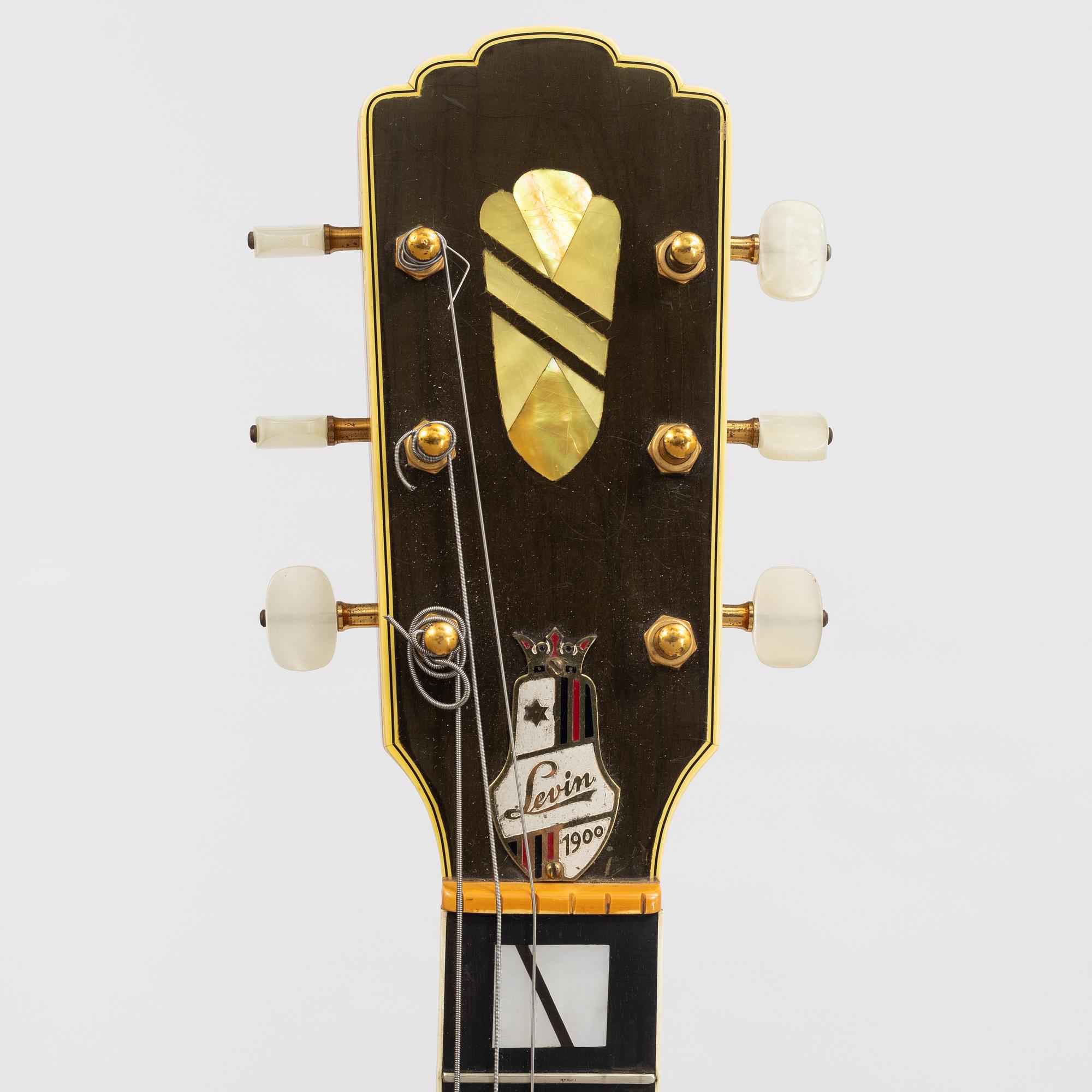 Levin, akustisk gitarr, "modell 320", Sverige 1957.