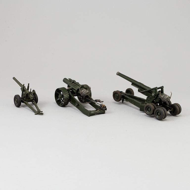 Three Britains Ltd and The Crescent Toy Co Ltd field guns from the 1950s.