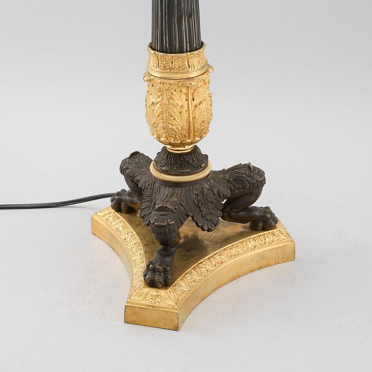 BORDSLAMPA, förgylld och patinerad brons, senempire, 1800-talets mitt.