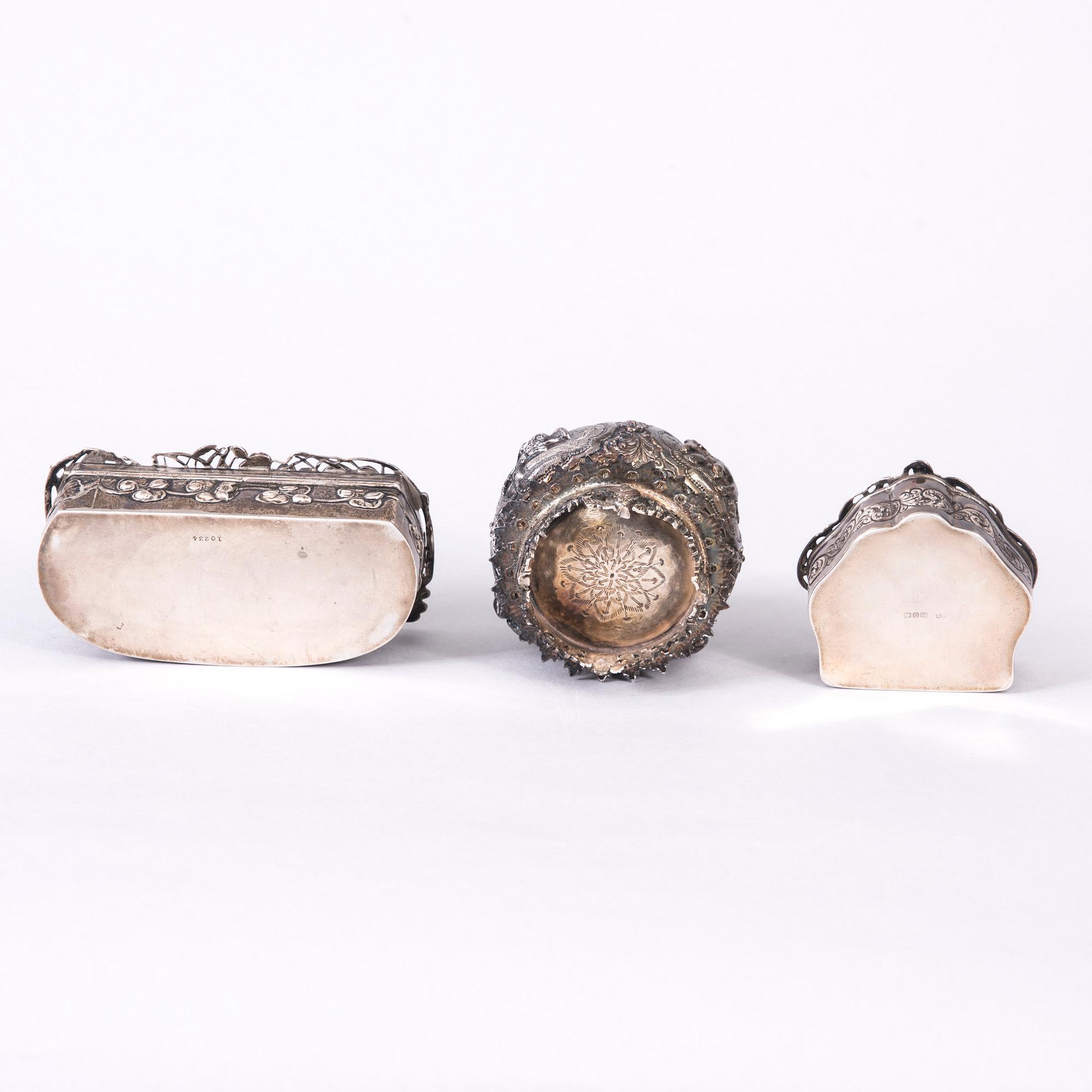 DOSOR, 2 st, och SKÅL, silver, England och Fjärran Östern. Totalvikt ca 241,4 g.