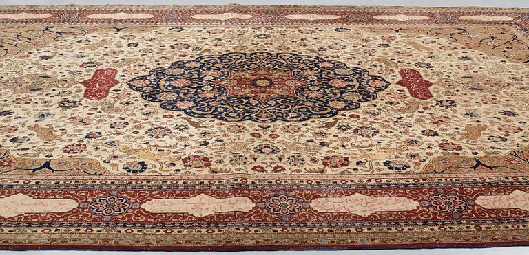 A CARPET, a semi-antique Tabriz, ca 466 x 328,5 cm.