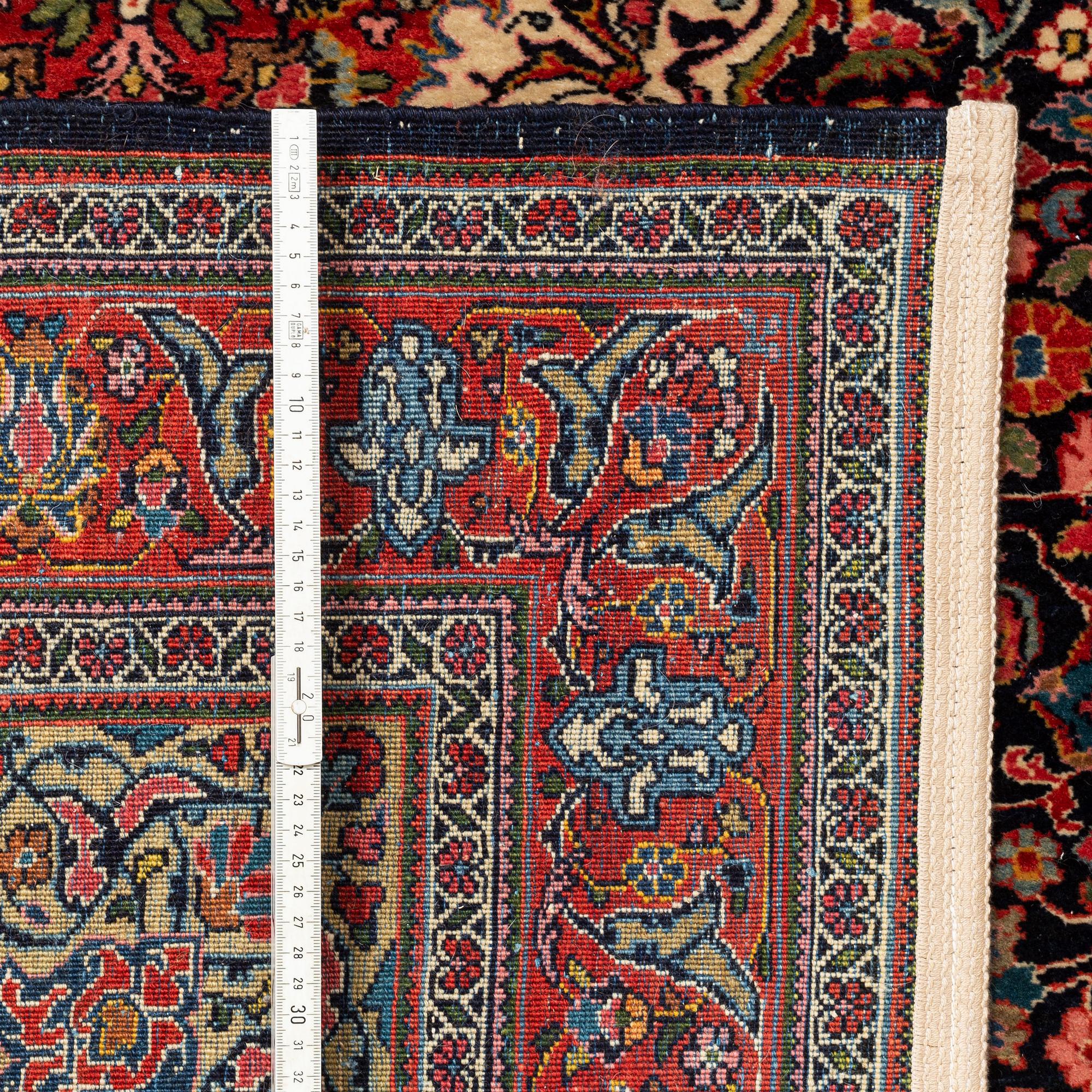 A rug, semi-antique Kashan/Sarouk, ca 199 x 134 cm.
