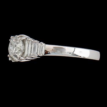 RING, 18 k vitguld, baguett- och briljantslipade diamanter tot ca 1.70 ct.