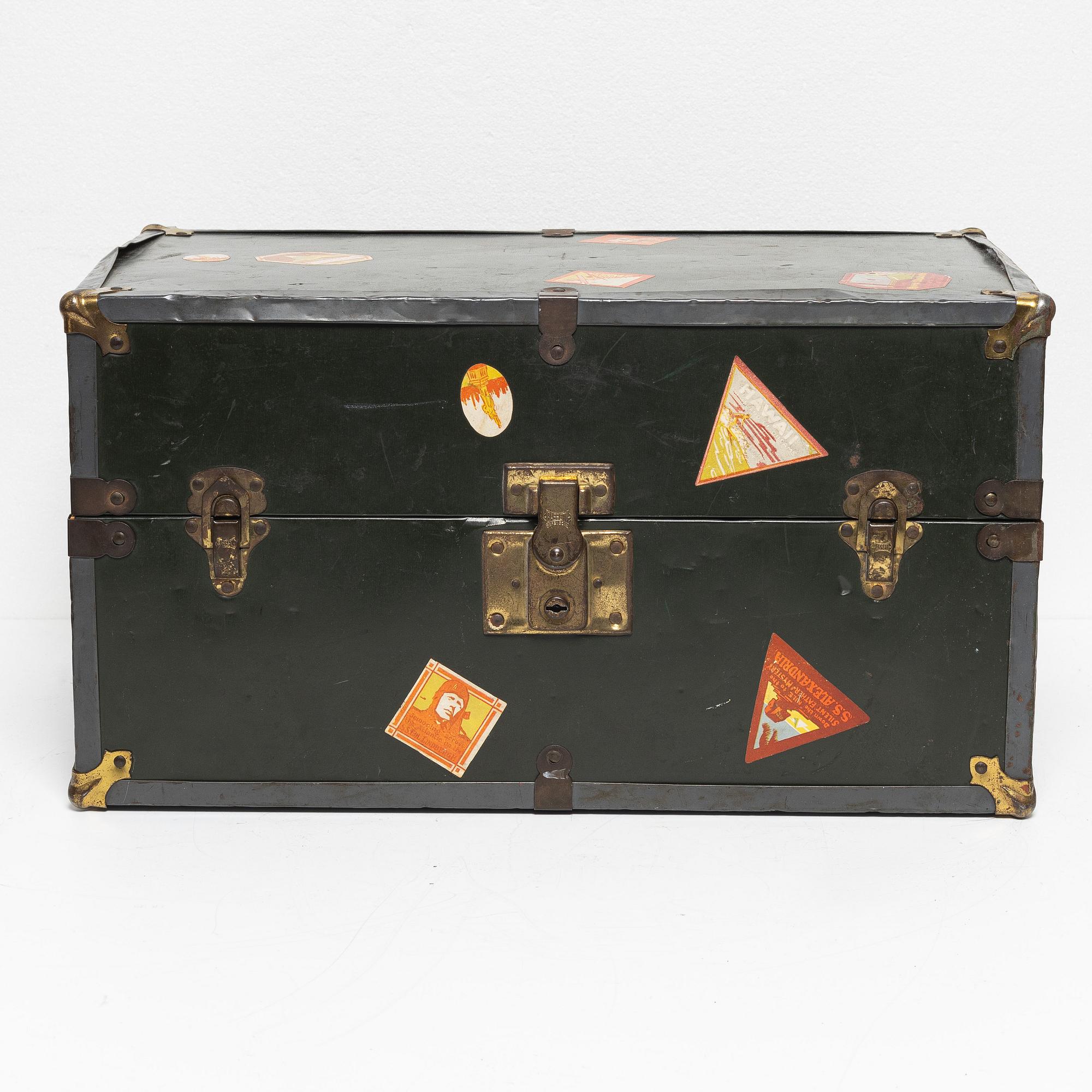 Travel wardrobe for doll clothes, Basset, circa 1900.