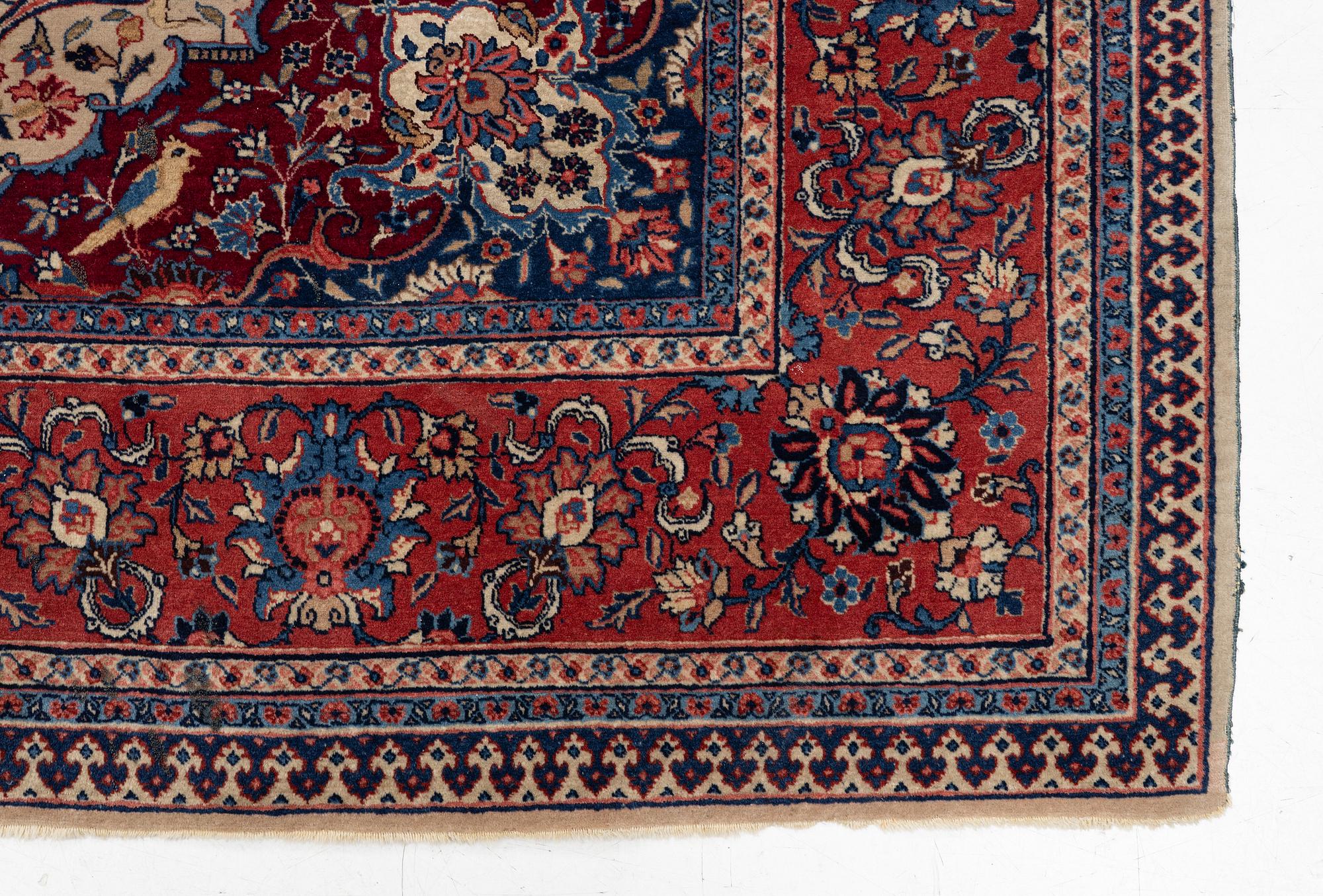 A semi-antique Sarouk carpet, a. 278 x 186 cm.