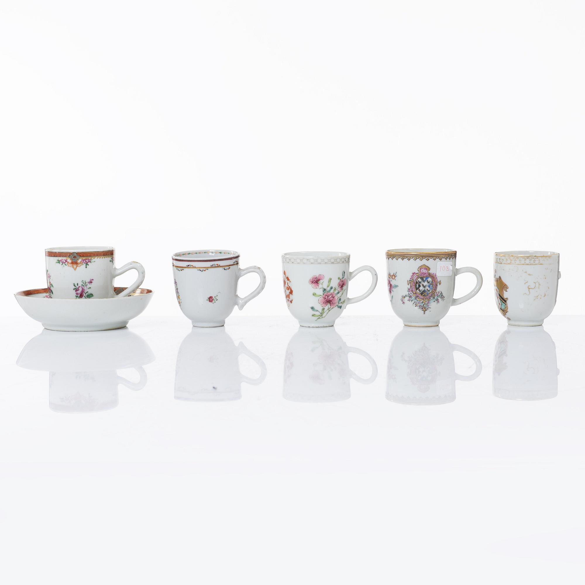 Koppar, fyra stycken, samt kopp med fat, vapenporslin, Qingdynastin, 1700-tal.