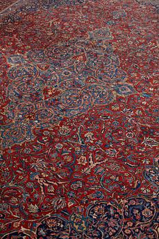 A CARPET, a semi-antique Kashan, ca 443,5 x 314,5 cm.