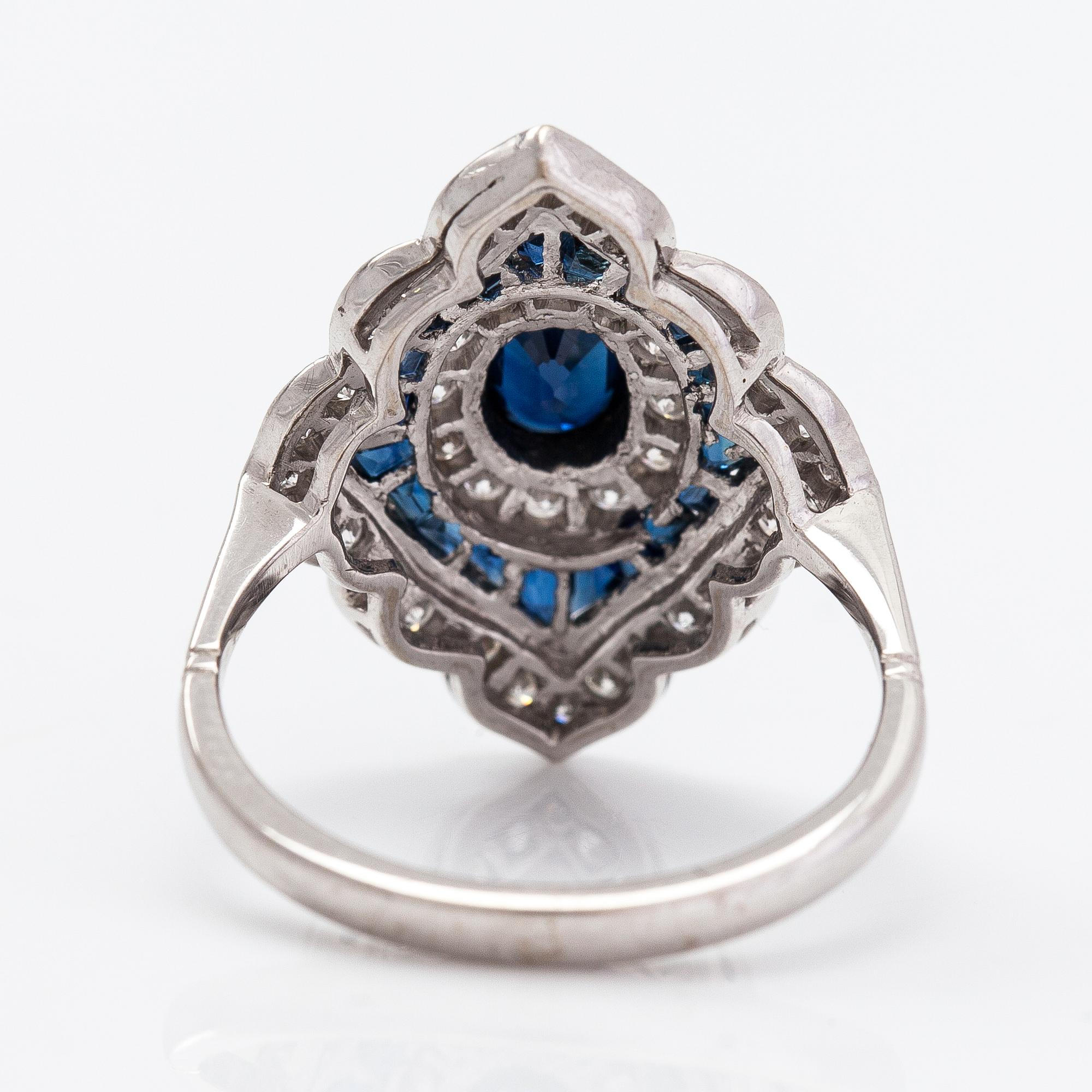 Ring, 18K vitguld, diamanter ca 0.60 ct totalt och safirer.