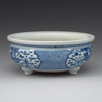 A blue and white censer/flower pot, Qing dynasty, early 18th Century.