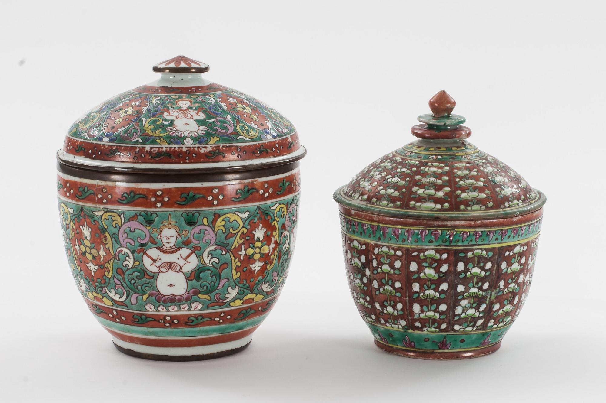 URNOR MED LOCK, porslin, 2 st. Bencharong,  Thailand, 1800-talets slut.