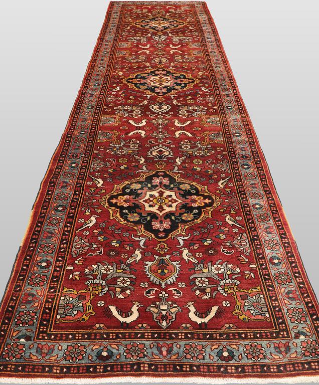 A figural Hamadan runner carpet, 450 x 112 cm.
