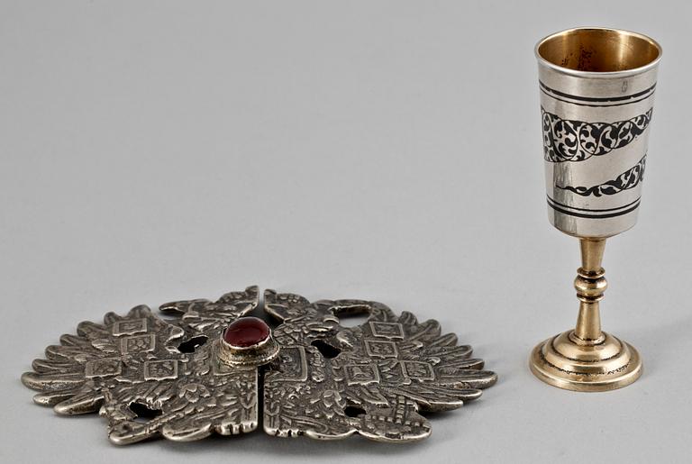 BÄGARE SAMT BÄLTESSPÄNNE, silver resp metall, Ryssland, 1900-tal.