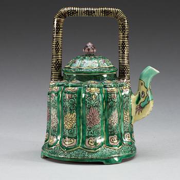 A famille verte biscuit wine-pot and cover, Qing dynasty, Kangxi (1662-1722).