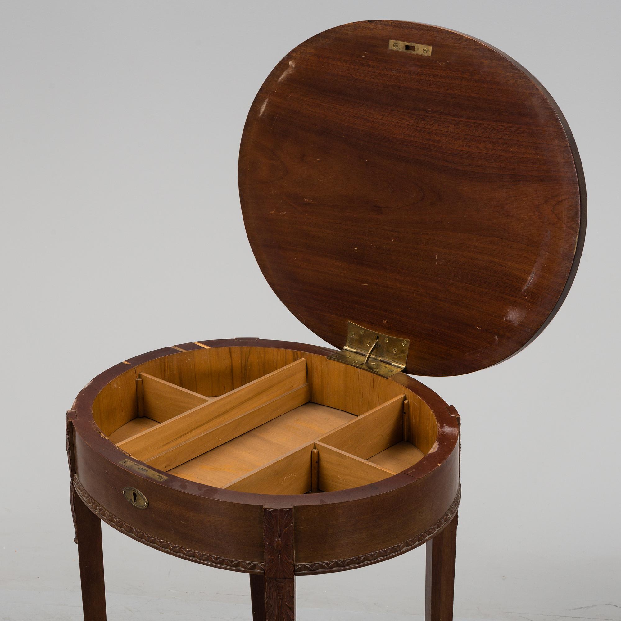 A sewing table in Empire-style, from the first half of the 20th century.