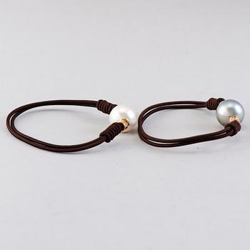 BRACELETS, 2 pcs, cultured pearls, 18K gold. Suarez, Spain.