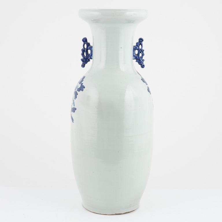 A large Chinese porcelain vase, 19th Century.