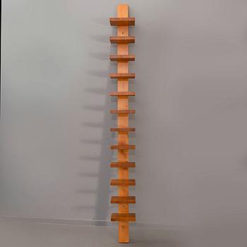 JOHN KANDELL, hylla, "Pilaster", Källemo, formgiven 1989.