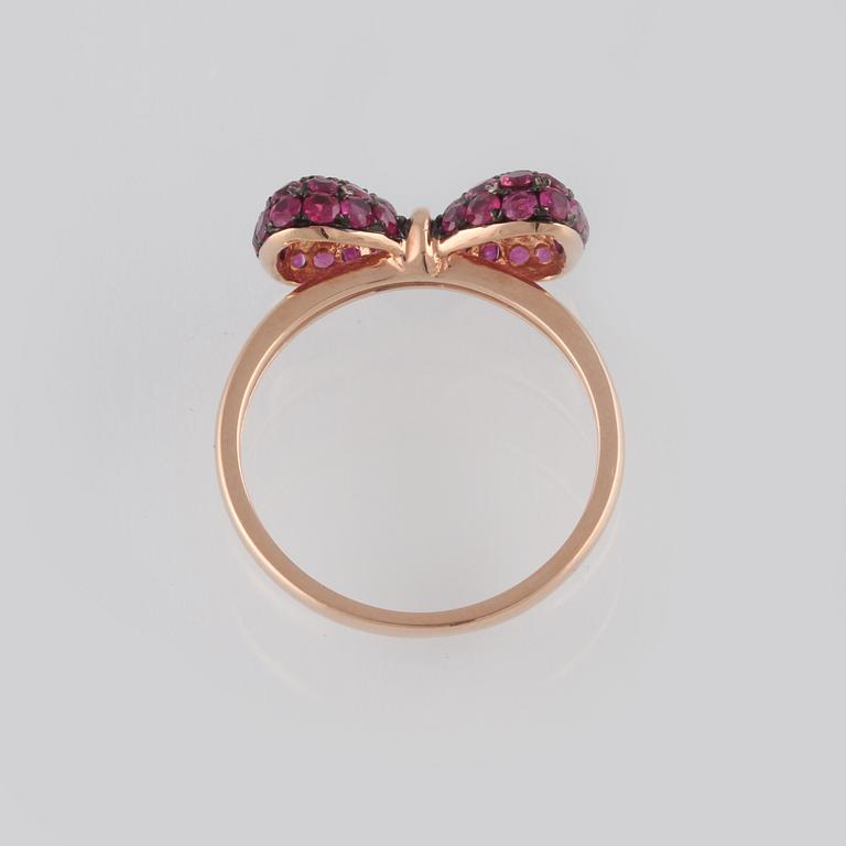 RING, 18K guld med fasettslipade rubiner ca 1.25 ct. Vikt 2,9 gram.