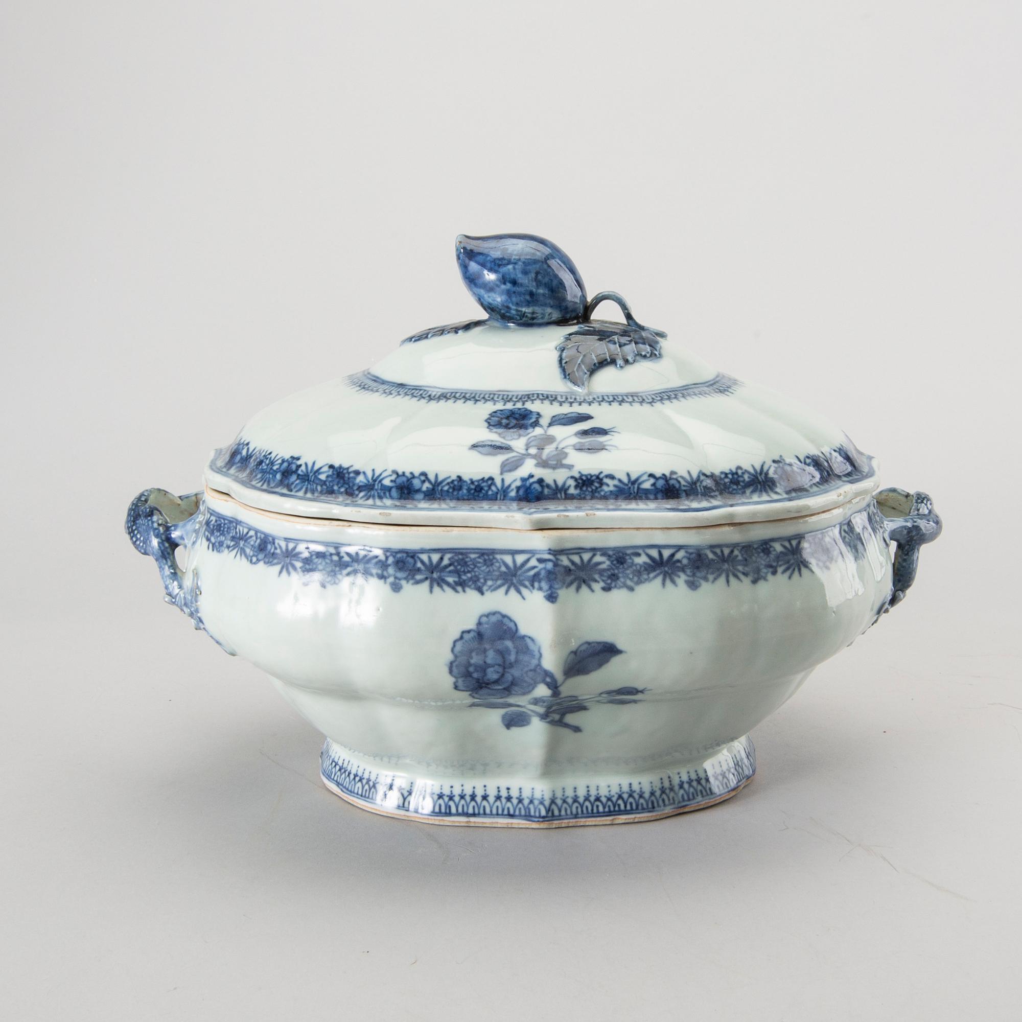 TERRIN med LOCK och FAT, porslin, Kina, omkring 1800.