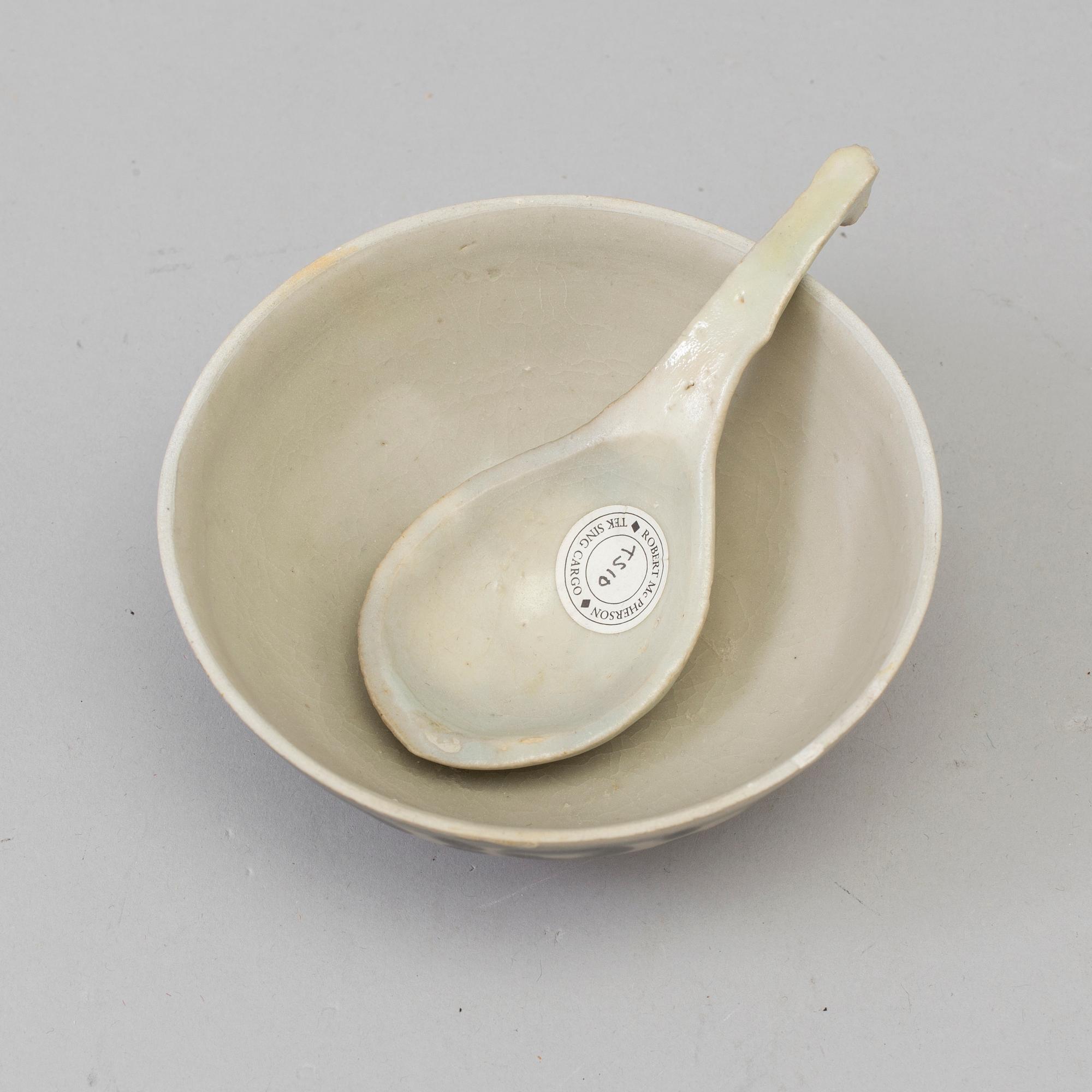 A blue and white bowl and ladle, Teksing Cargo, early 19th Centuyr.