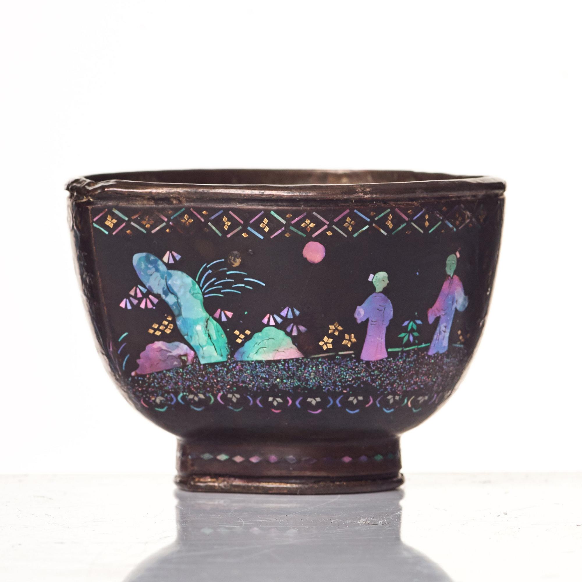 A peach shaped lacque burgaute bowl, 18th Century.
