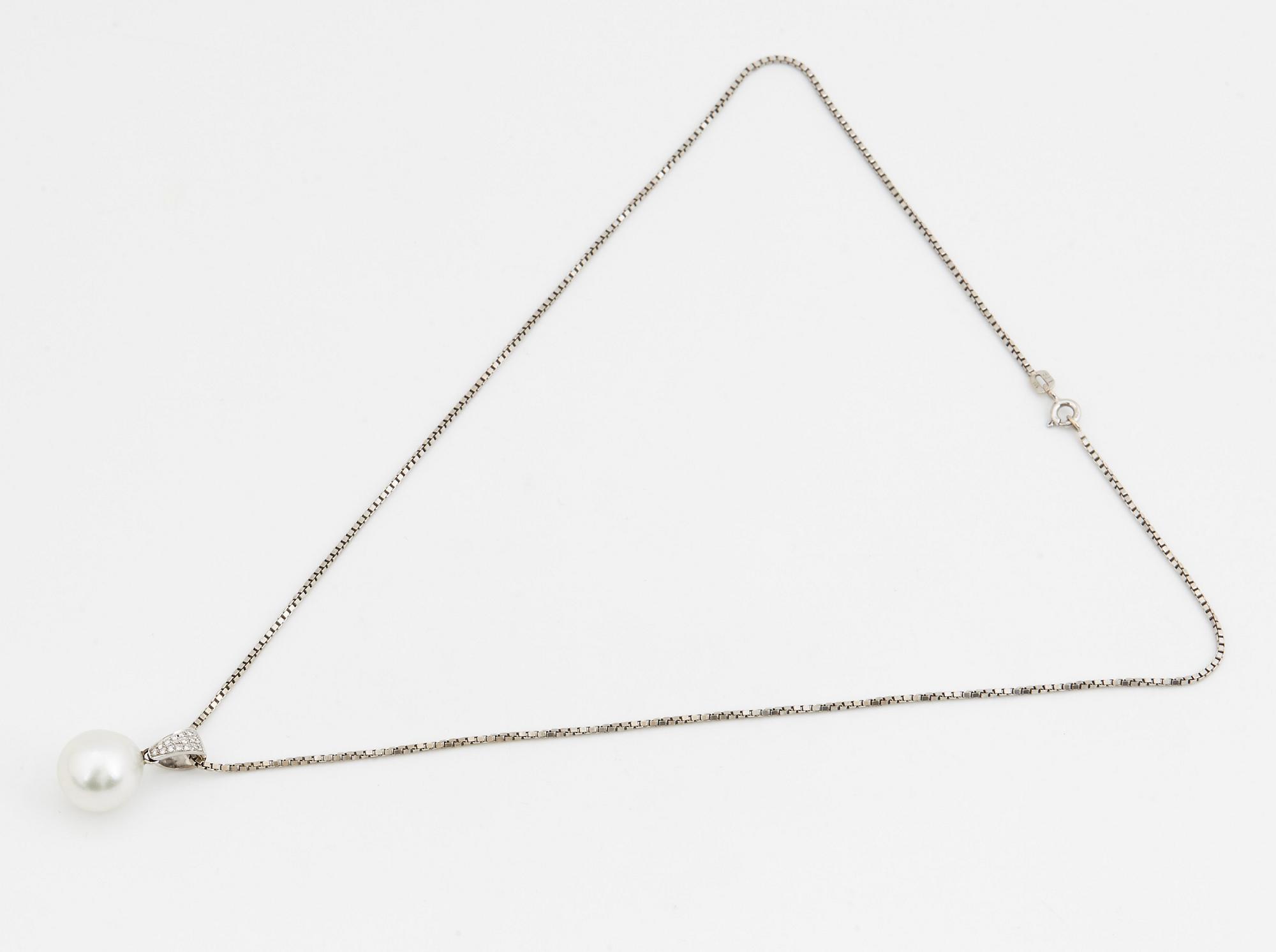 Pendant and earrings, cultured South sea pearls, small brilliant-cut diamonds, with white gold chain.