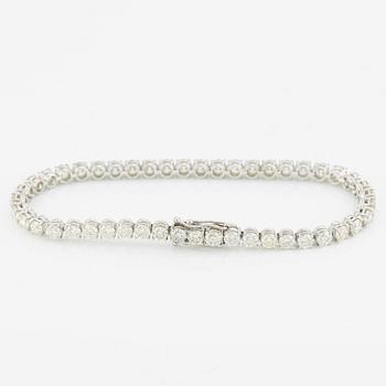 Tennis bracelet with brilliant-cut diamonds.