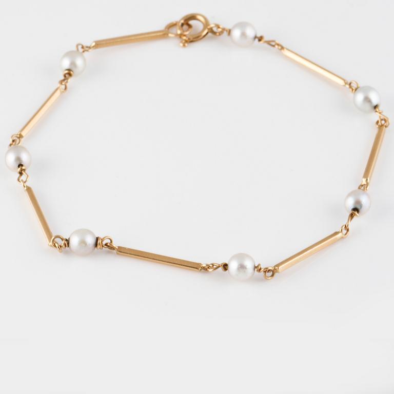 ARMBAND, 18K guld med 7 odlade pärlor, kattfotstämplat 1961. Vikt 3,7 gram.